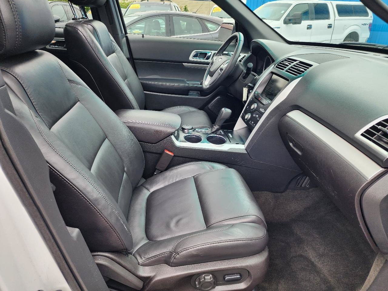 Used 2014 Ford Explorer XLT w/ Equipment Group 202A AWD/4WD image 31