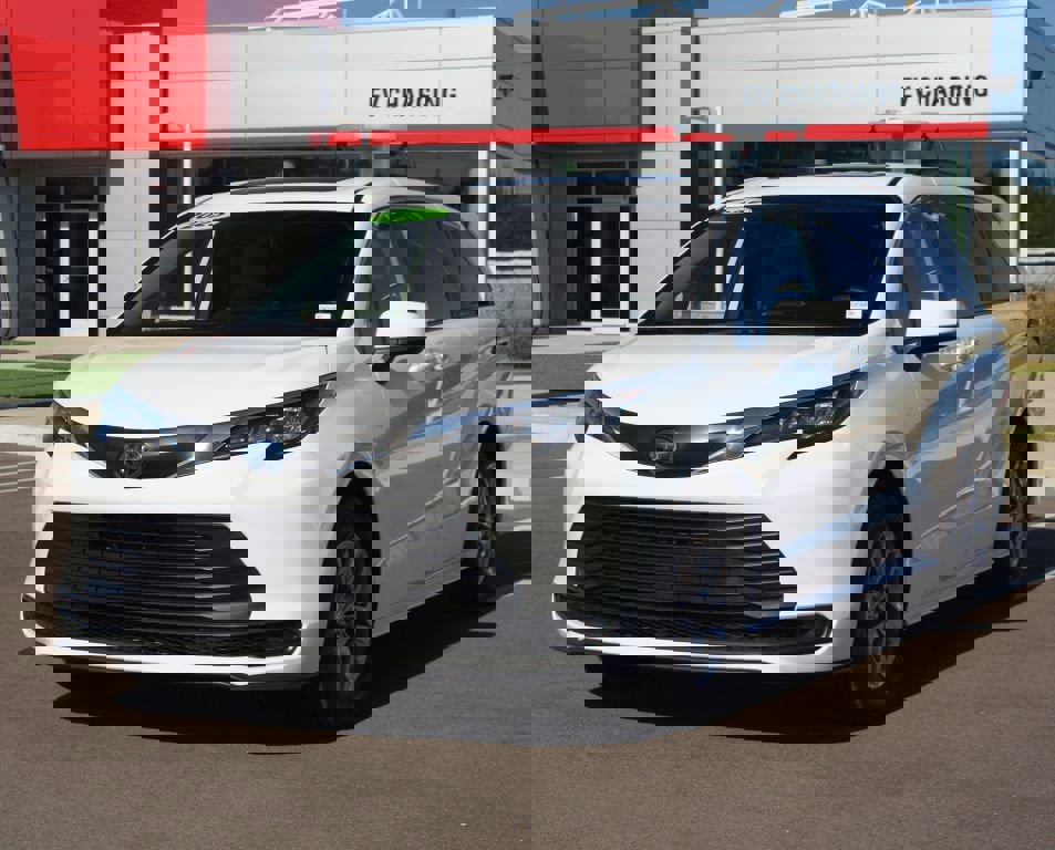 Used 2025 Toyota Sienna LE image 24