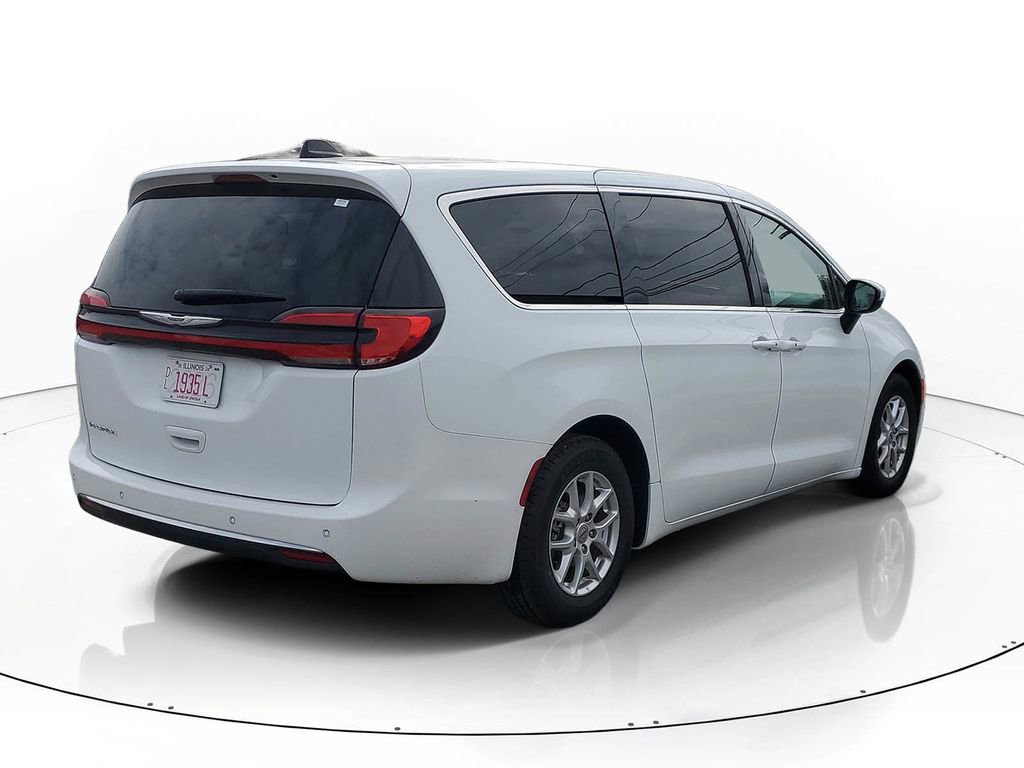Used 2023 Chrysler Pacifica Touring-L FWD image 4