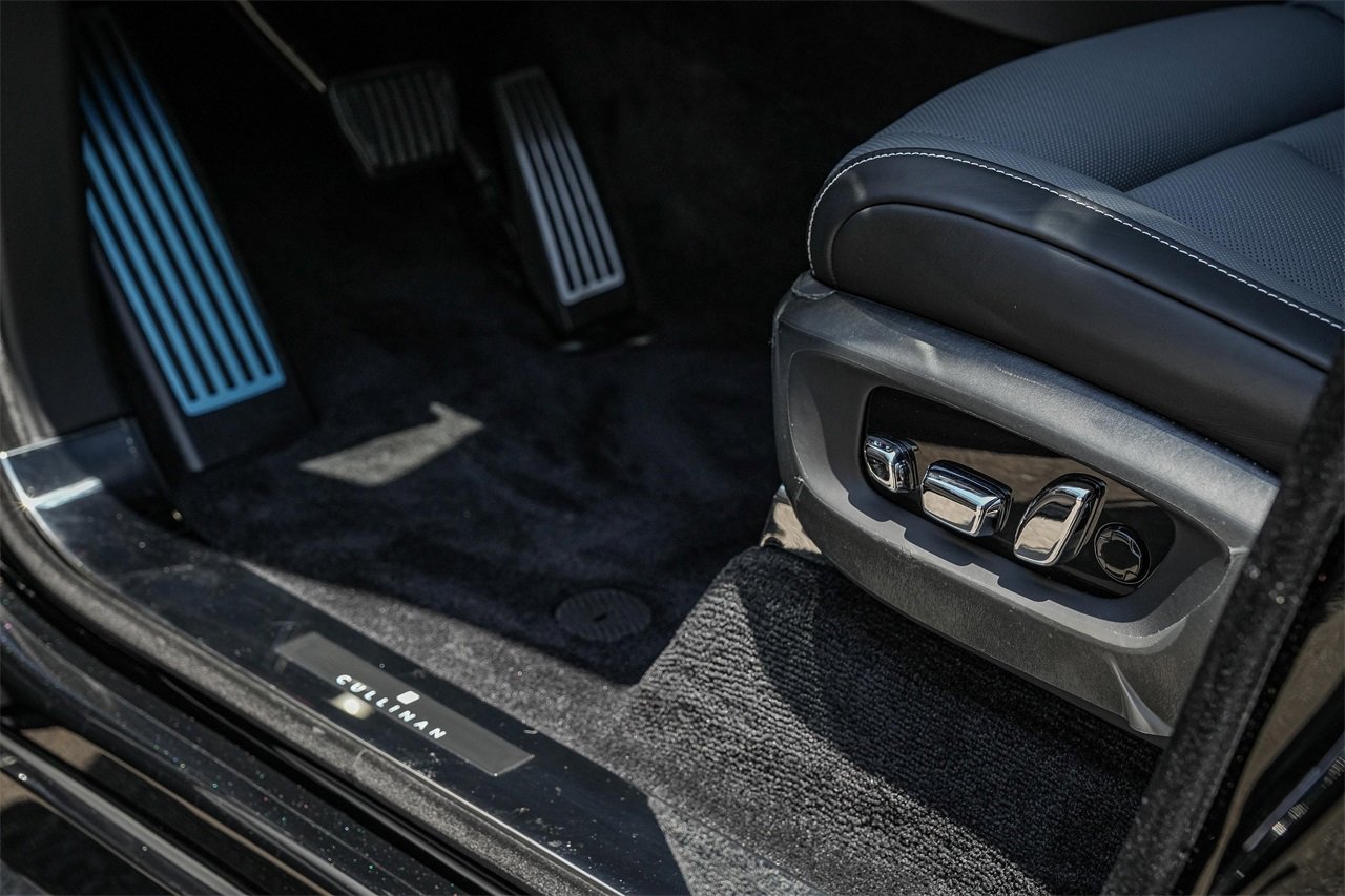 New 2025 Rolls-Royce Cullinan image 35