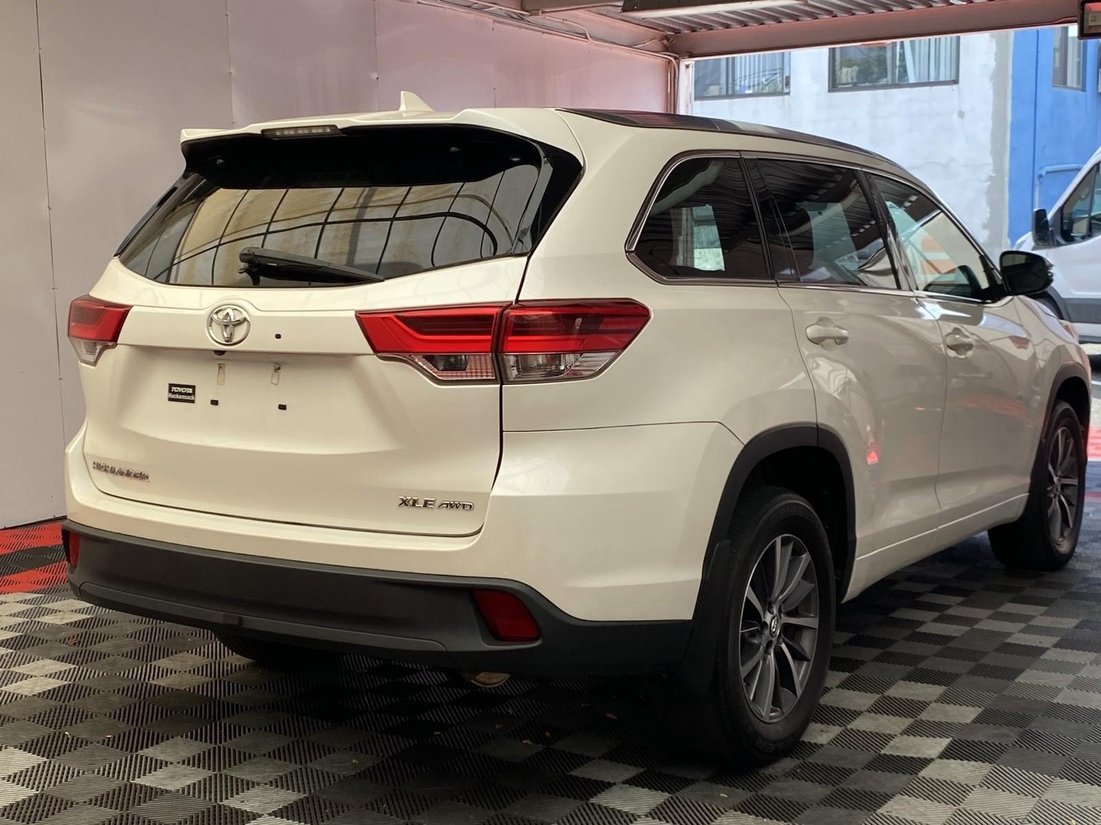 Used 2017 Toyota Highlander XLE AWD/4WD image 6