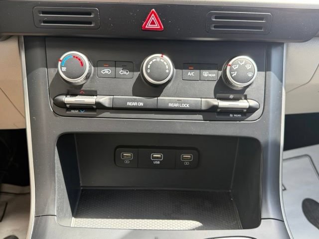 Used 2023 Kia Carnival LX FWD image 31