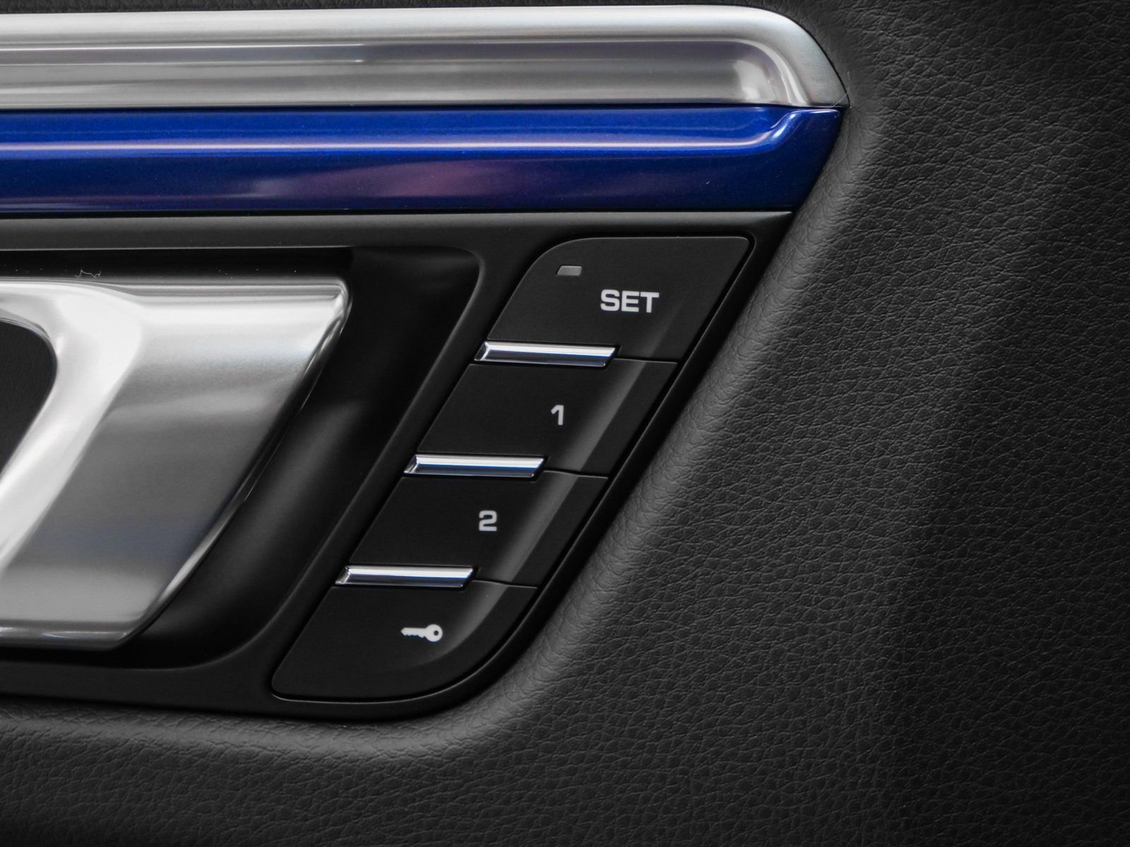 Certified 2025 Porsche Macan image 28