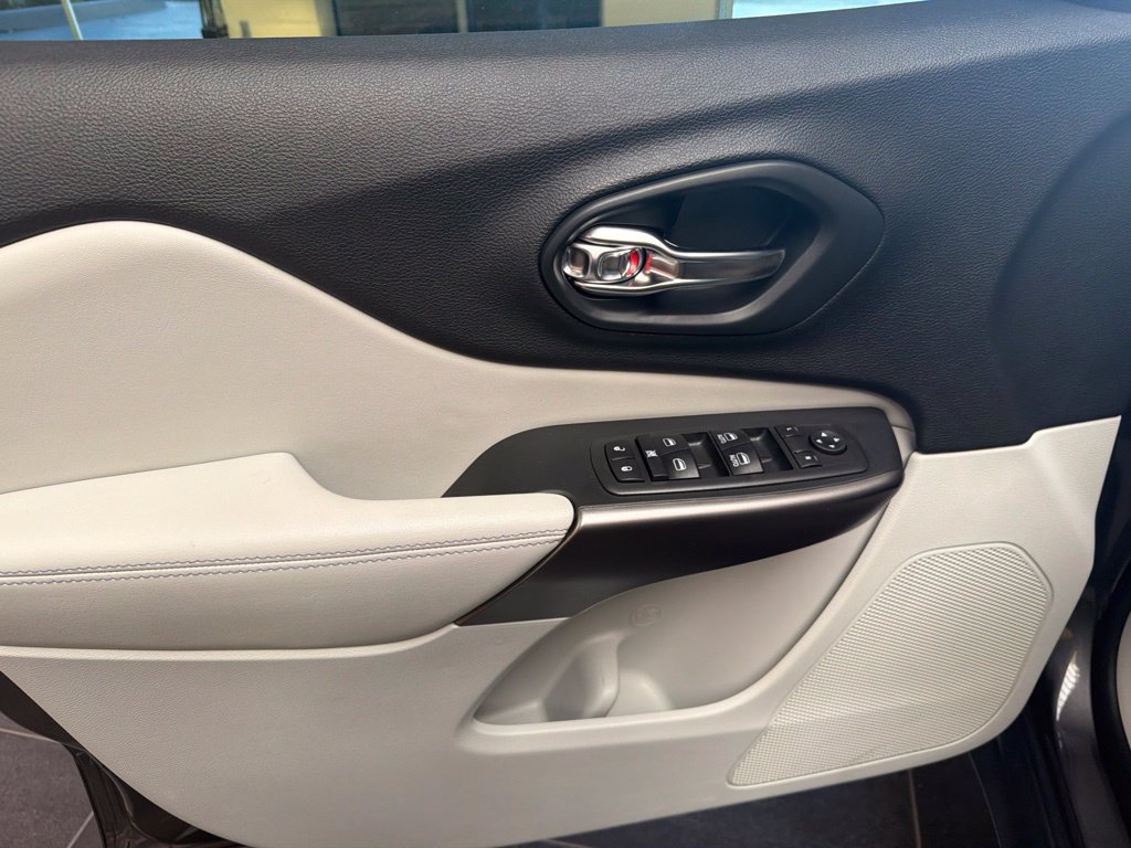 Used 2020 Jeep Cherokee Latitude Plus FWD image 15