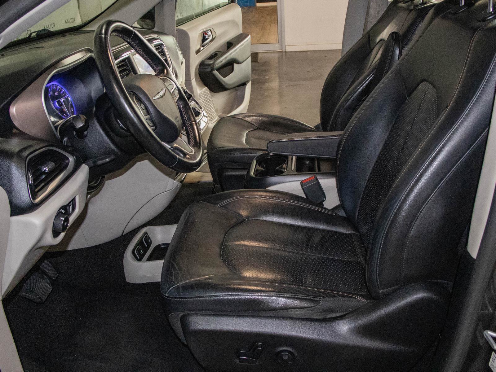 Used 2019 Chrysler Pacifica Touring-L image 7