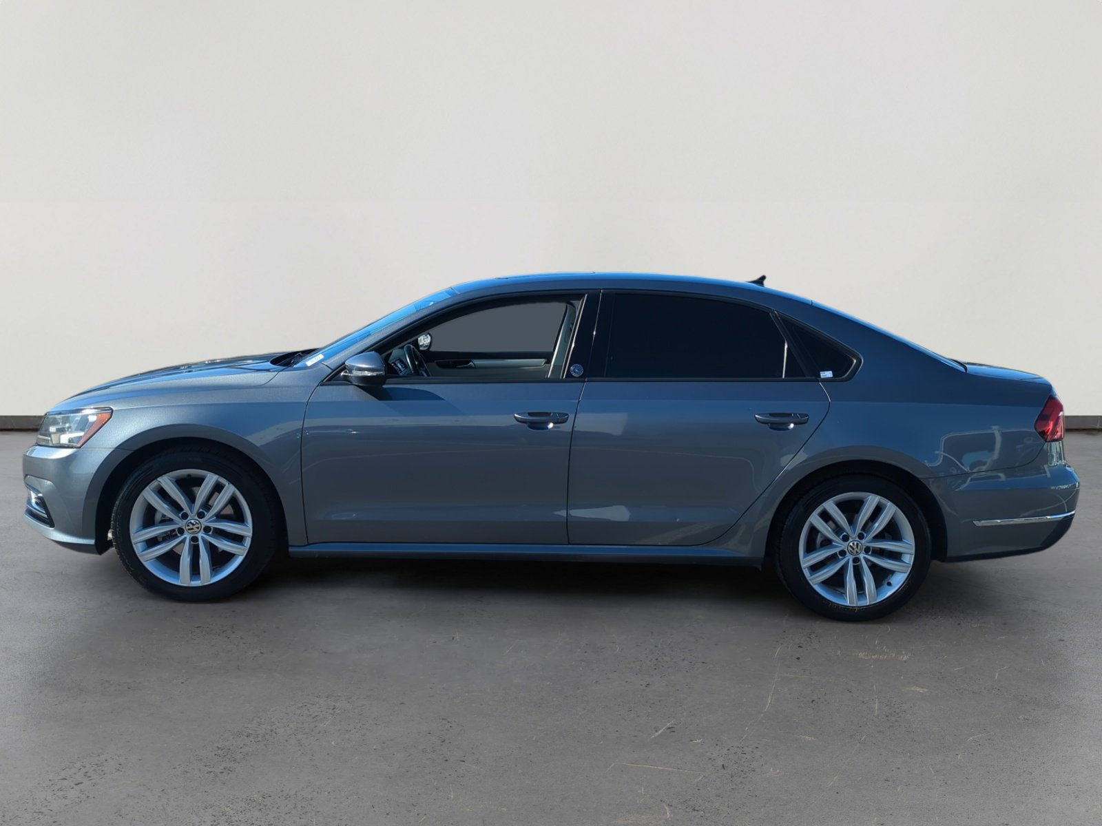 Used 2019 Volkswagen Passat 2.0T Wolfsburg image 2