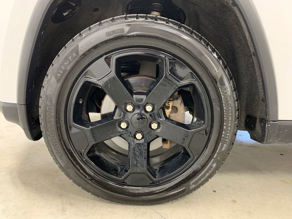 Used 2018 Jeep Grand Cherokee Laredo AWD/4WD image 2