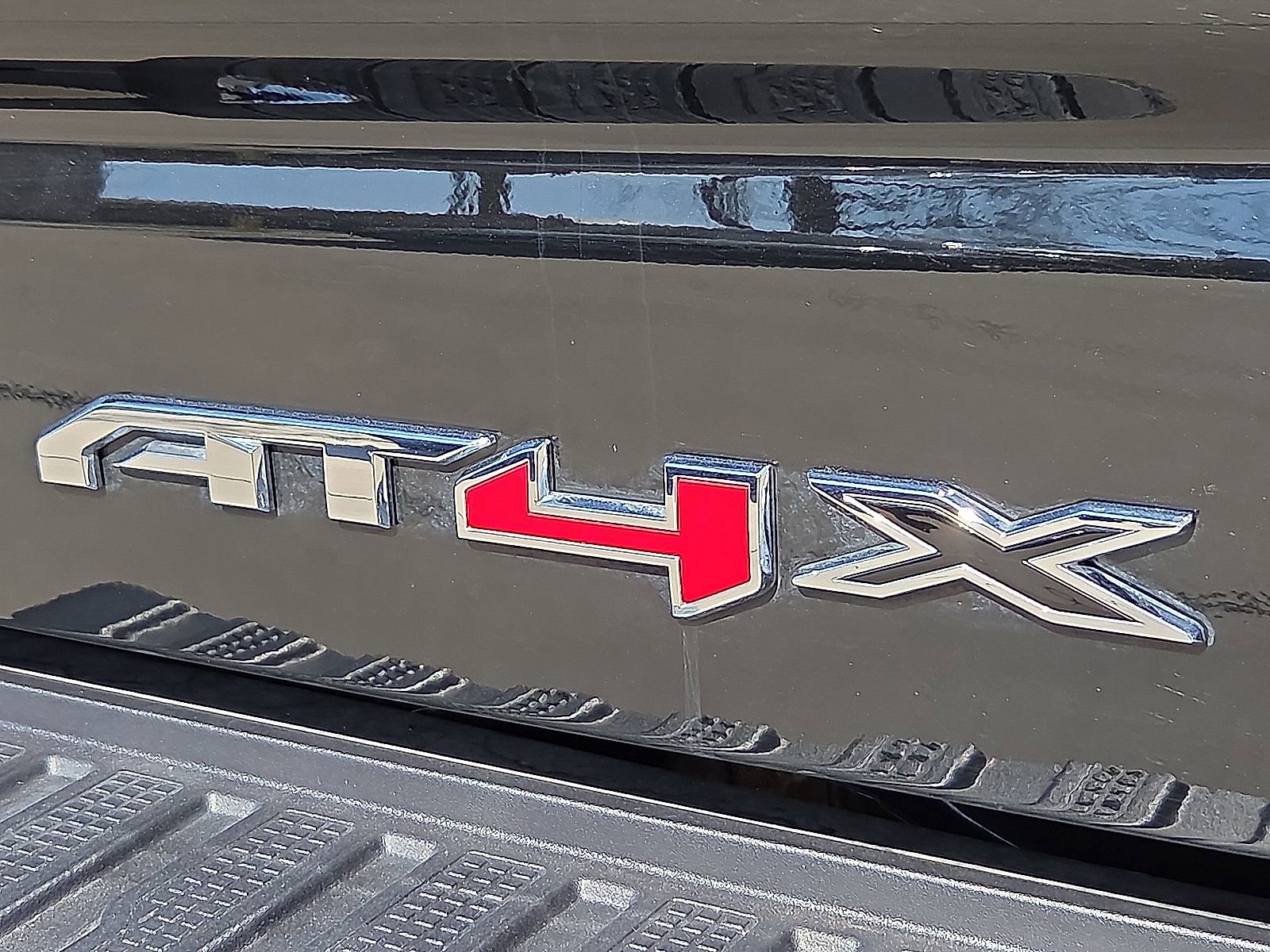 Used 2025 GMC Sierra 1500 AT4X image 9