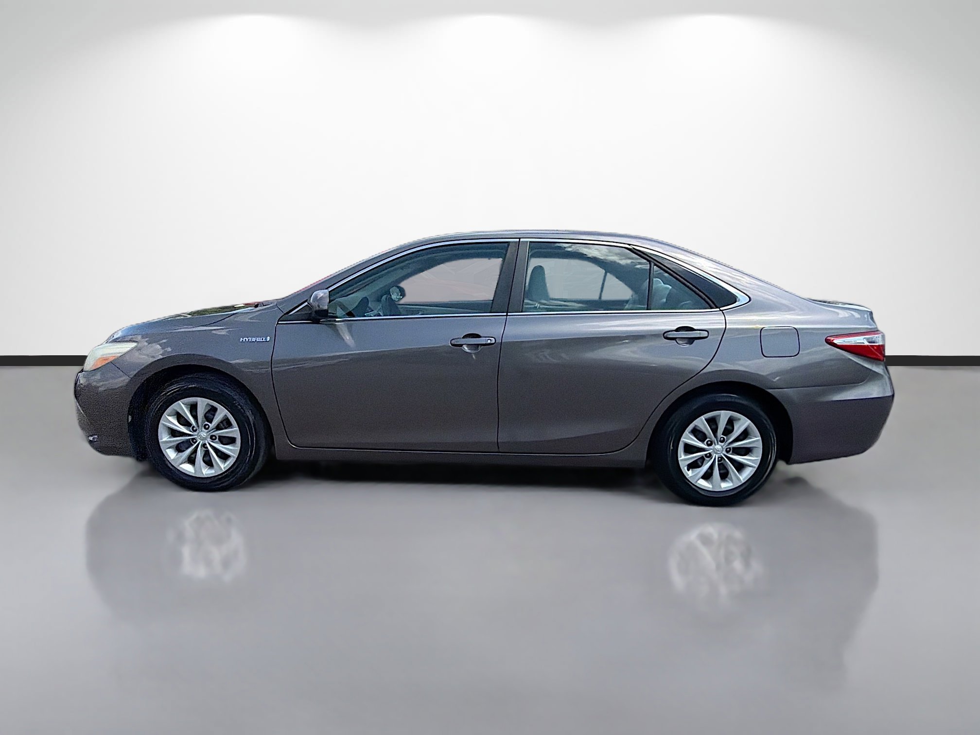 Used 2015 Toyota Camry LE image 6