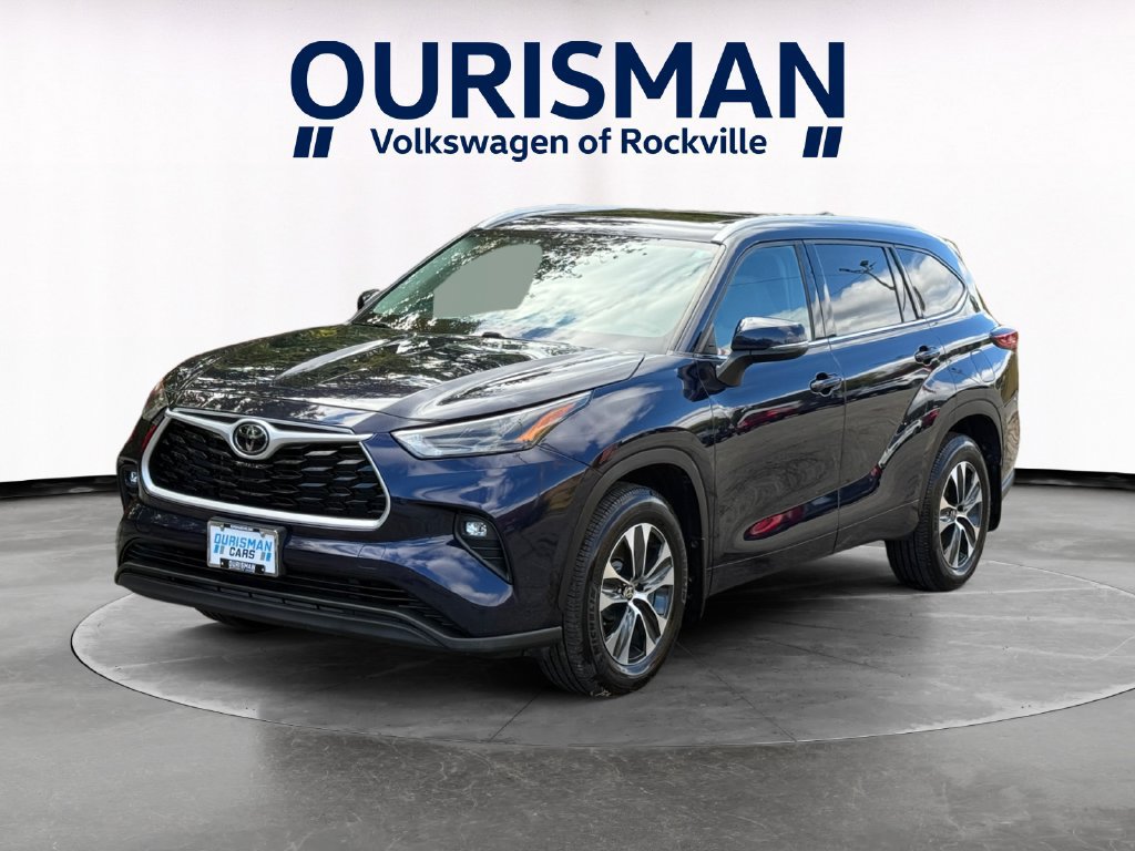 Used 2022 Toyota Highlander XLE AWD/4WD image 2