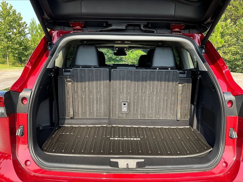 Used 2025 Toyota Highlander XLE FWD image 39