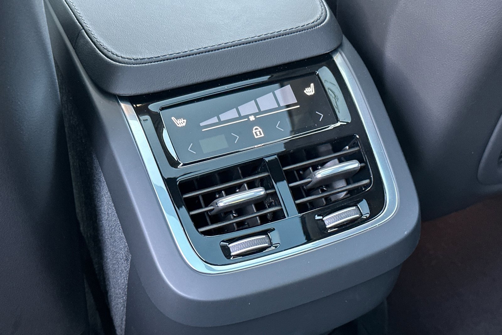 Used 2025 Volvo XC90 B6 Plus w/ Protection Package Premier image 14