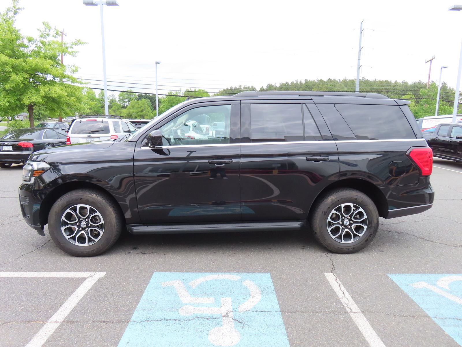 Used 2024 Ford Expedition XLT AWD/4WD image 8