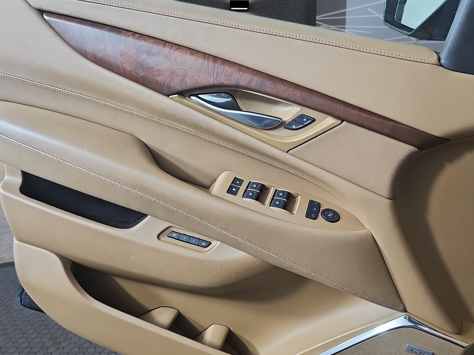 Used 2017 Cadillac Escalade ESV Platinum AWD/4WD image 23