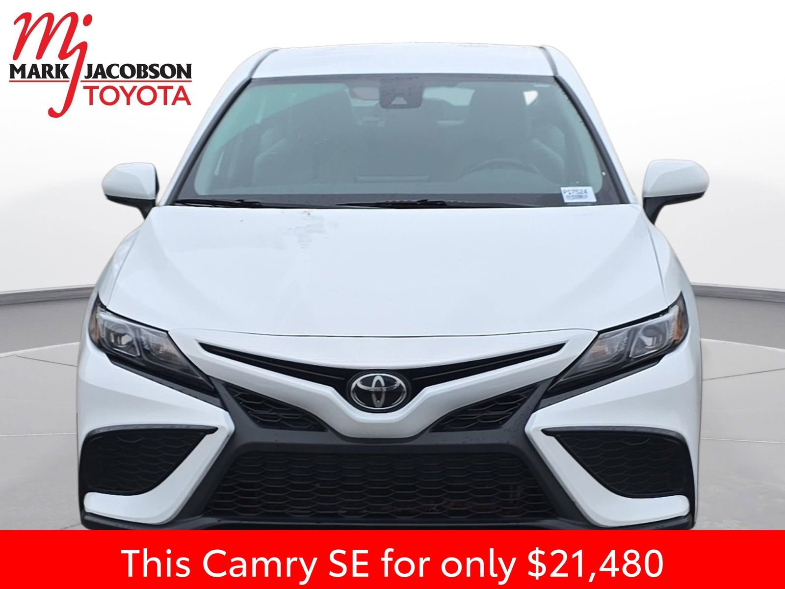 Used 2024 Toyota Camry SE image 3