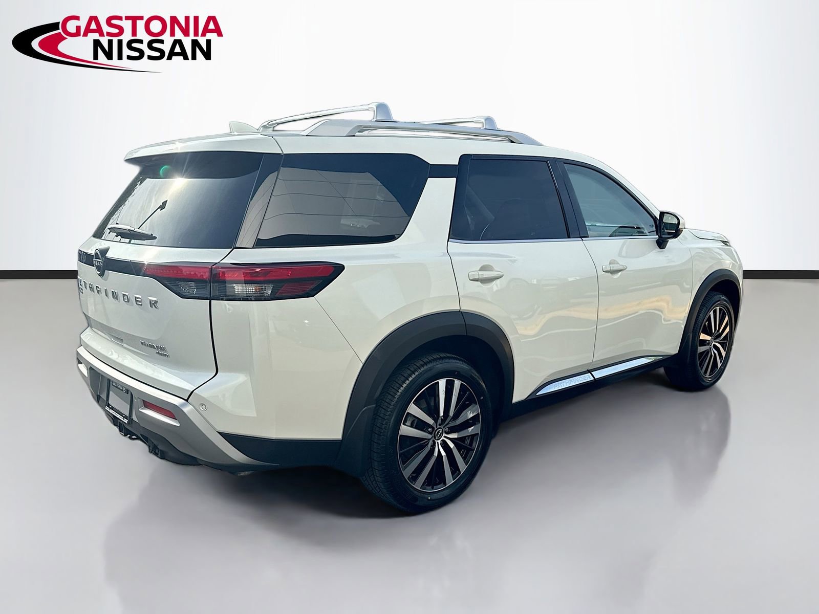 Used 2024 Nissan Pathfinder Platinum image 9