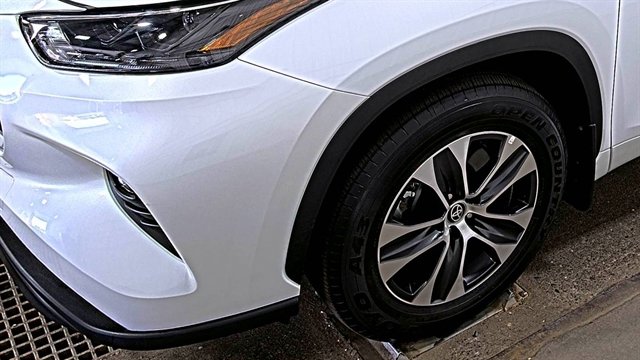 Used 2023 Toyota Highlander XLE image 3