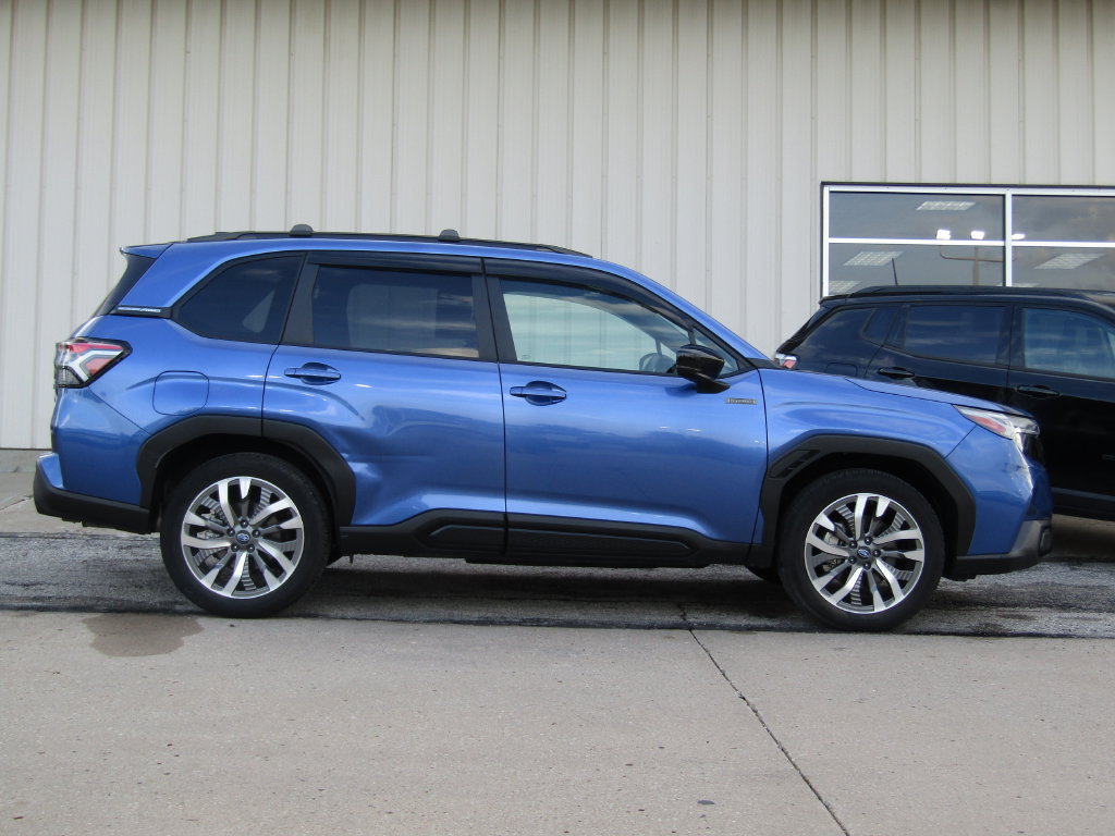 Used 2025 Subaru Forester Touring AWD/4WD image 2