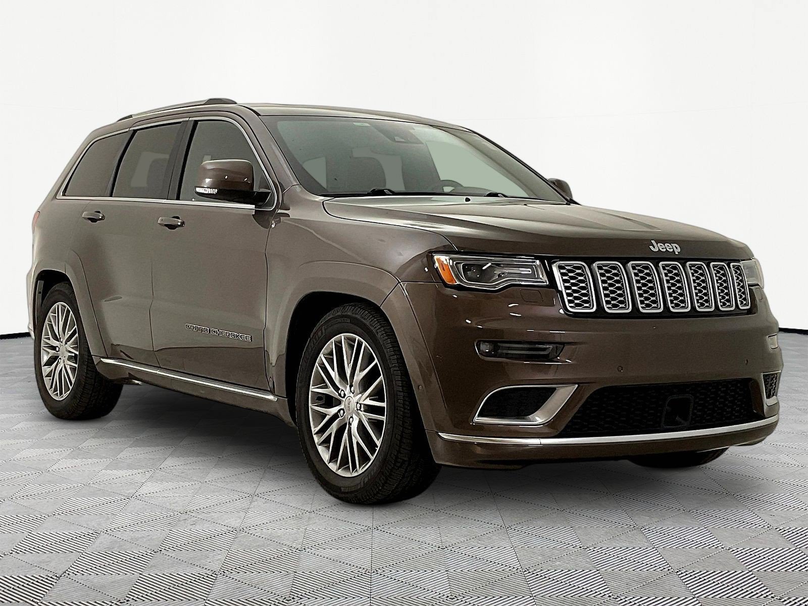 Used 2017 Jeep Grand Cherokee Summit w/ Platinum Series Group AWD/4WD image 3