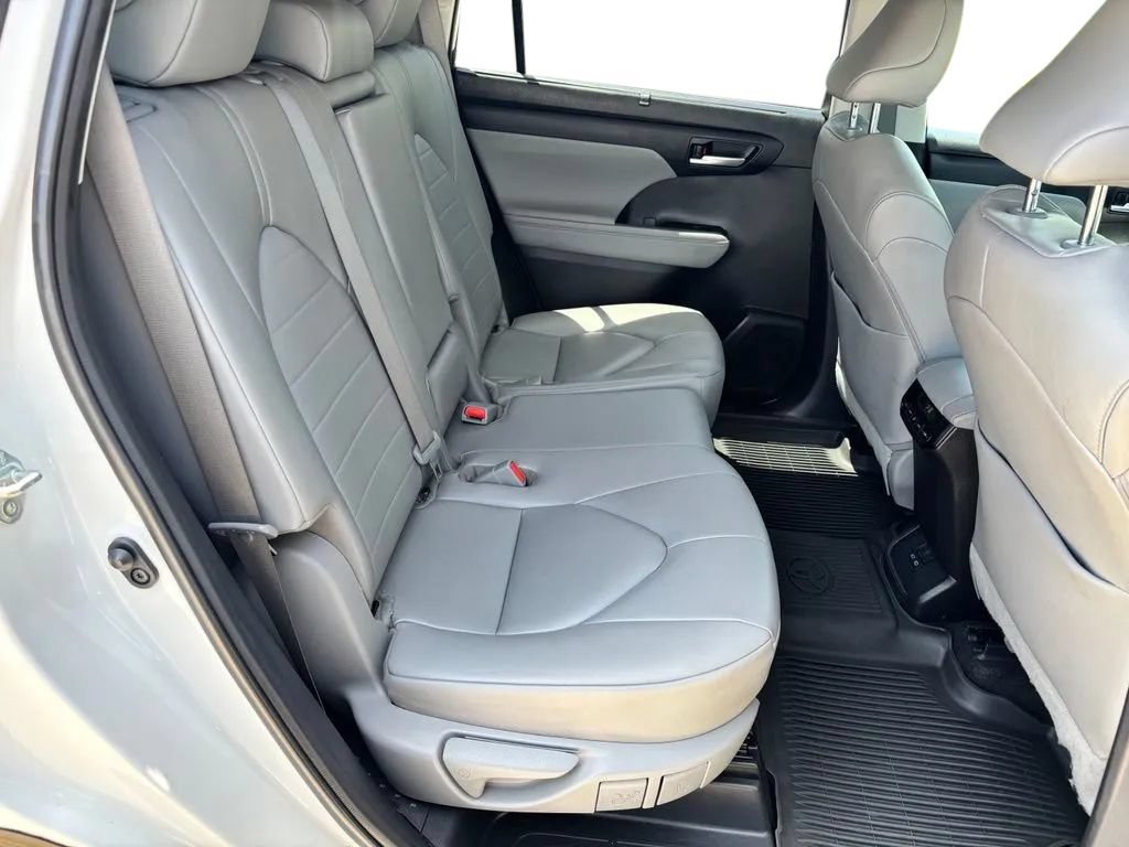 Used 2023 Toyota Highlander XLE FWD image 32