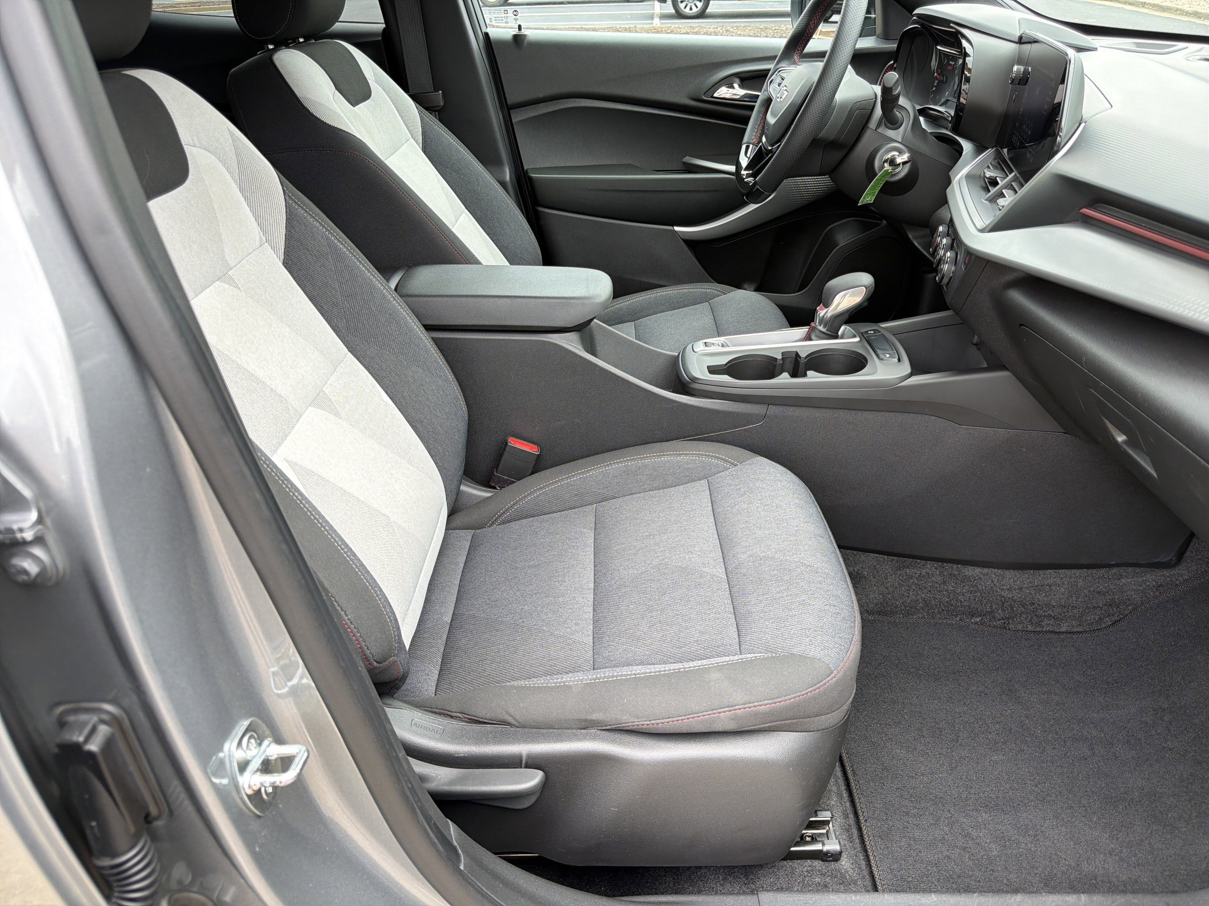 Used 2024 Chevrolet Trax RS FWD image 13