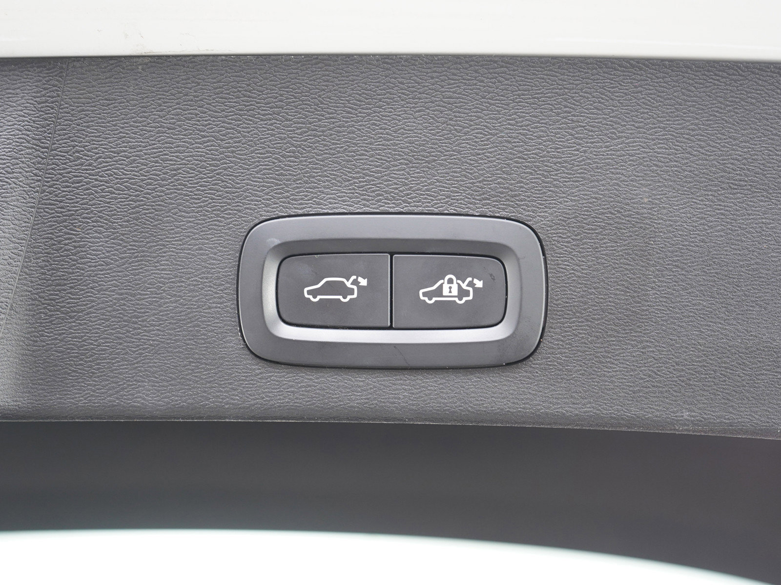 Used 2021 Volvo XC40 P8 Recharge w/ Advanced Package image 19