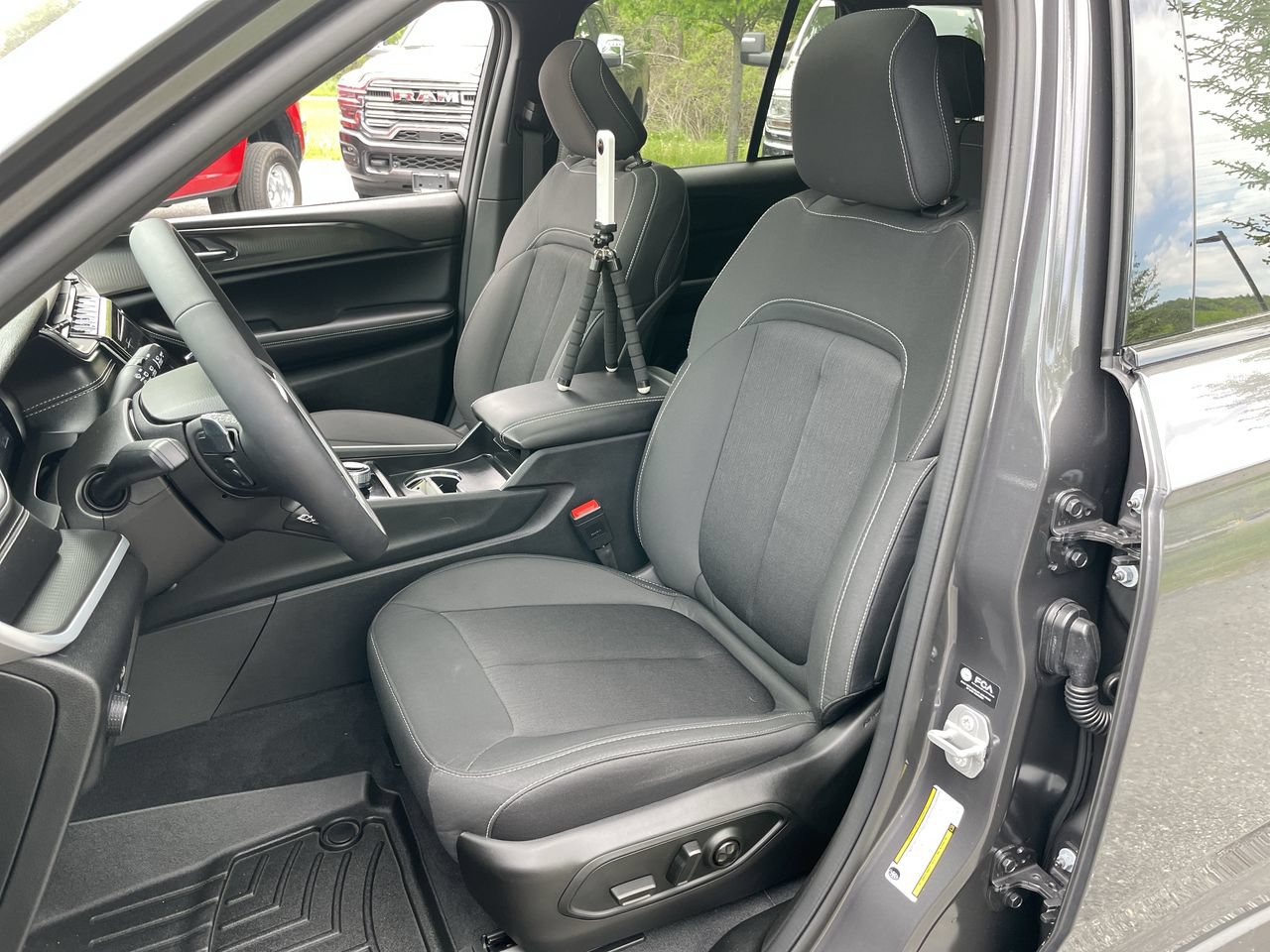 Used 2025 Jeep Grand Cherokee Laredo X AWD/4WD image 27