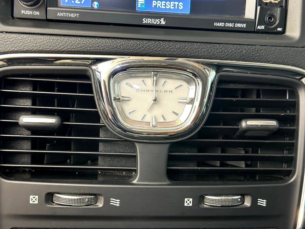 Used 2014 Chrysler Town & Country Touring image 19