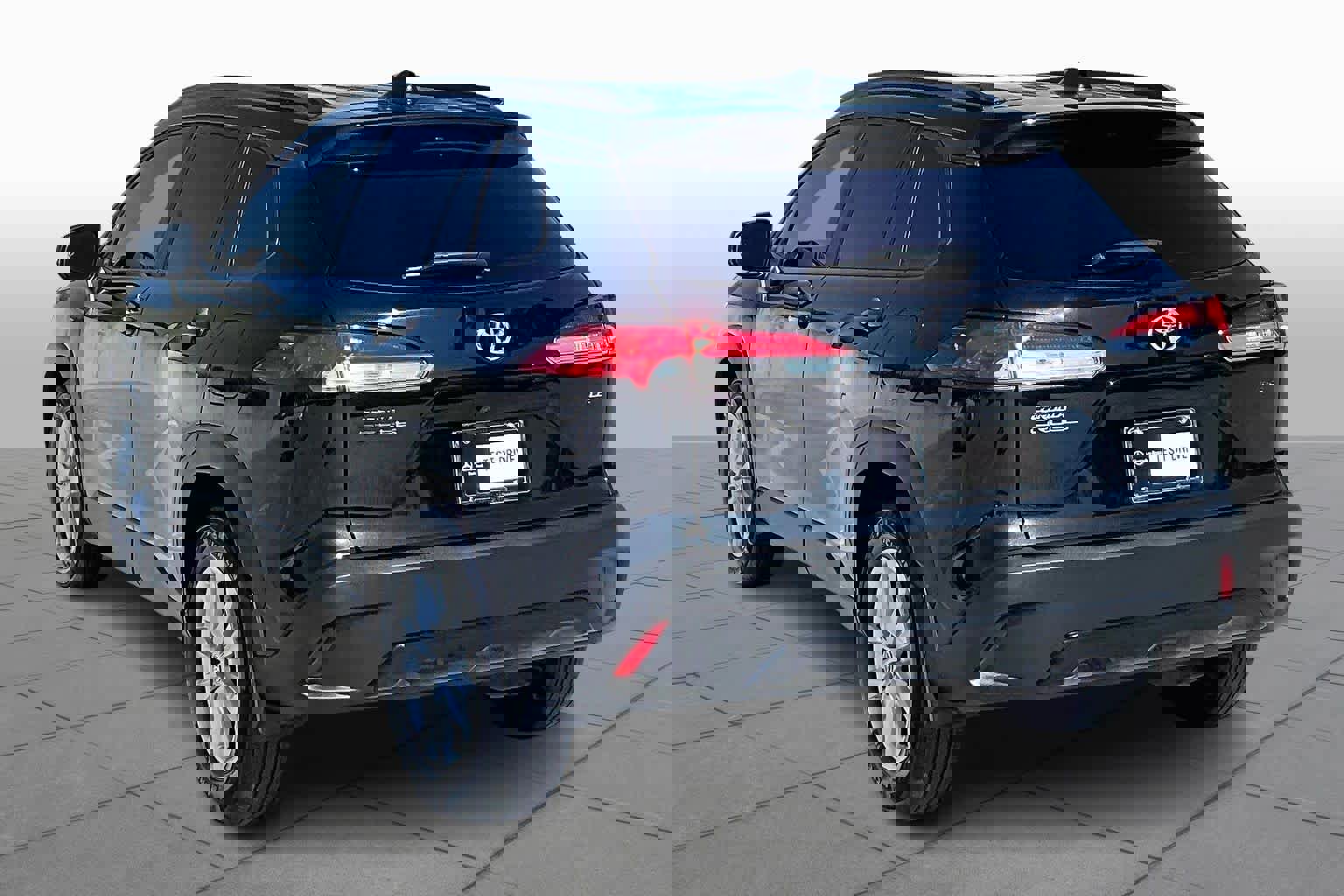 Used 2024 Toyota Corolla Cross LE w/ Moonroof Package image 12