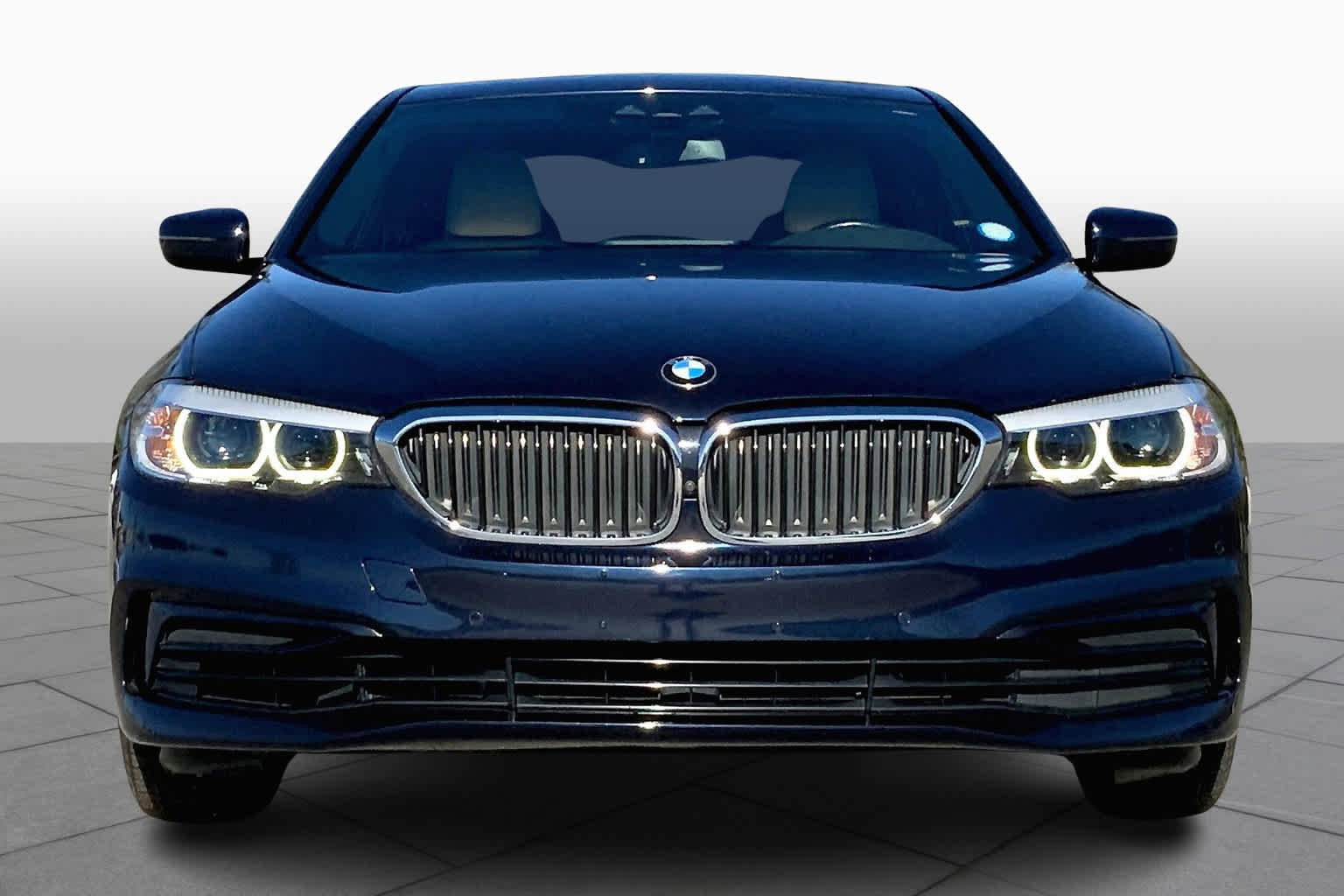 Used 2020 BMW 530i xDrive w/ Premium Package image 3