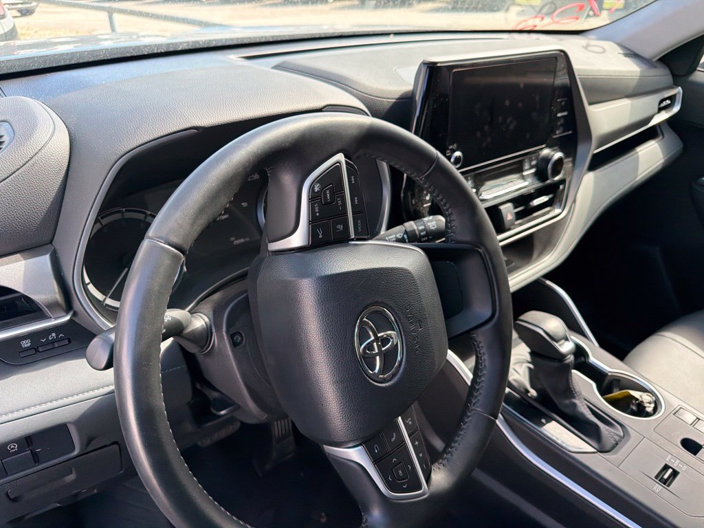 Used 2025 Toyota Highlander XLE FWD image 7