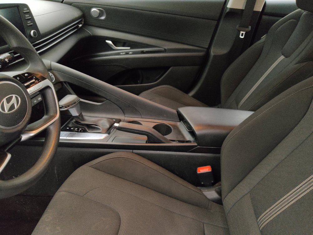 Used 2025 Hyundai Elantra SE image 17