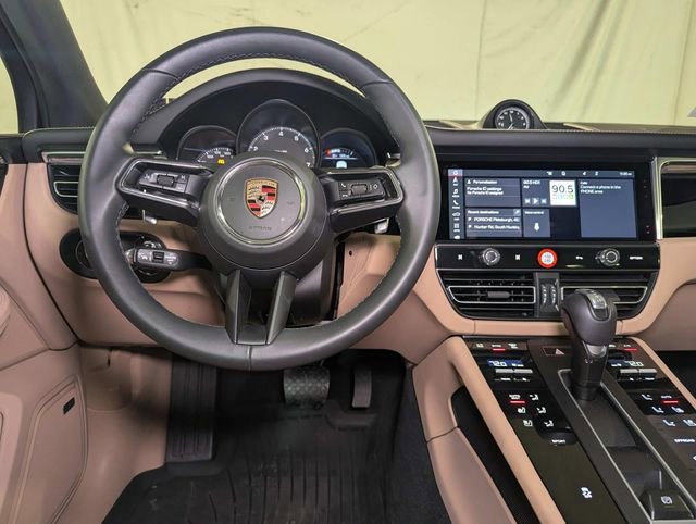 Certified 2025 Porsche Macan image 27