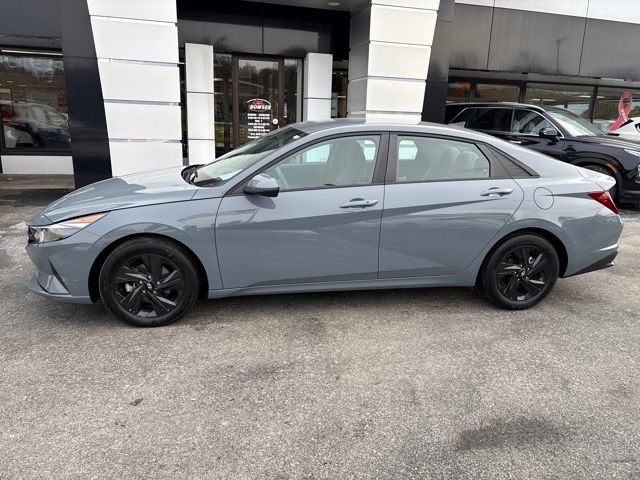 Used 2023 Hyundai Elantra SEL image 2
