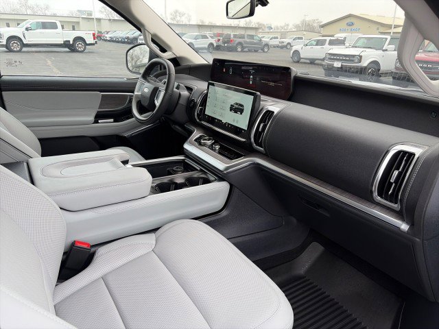 Used 2025 Ford Expedition Platinum w/ Platinum Ultimate Package AWD/4WD image 23