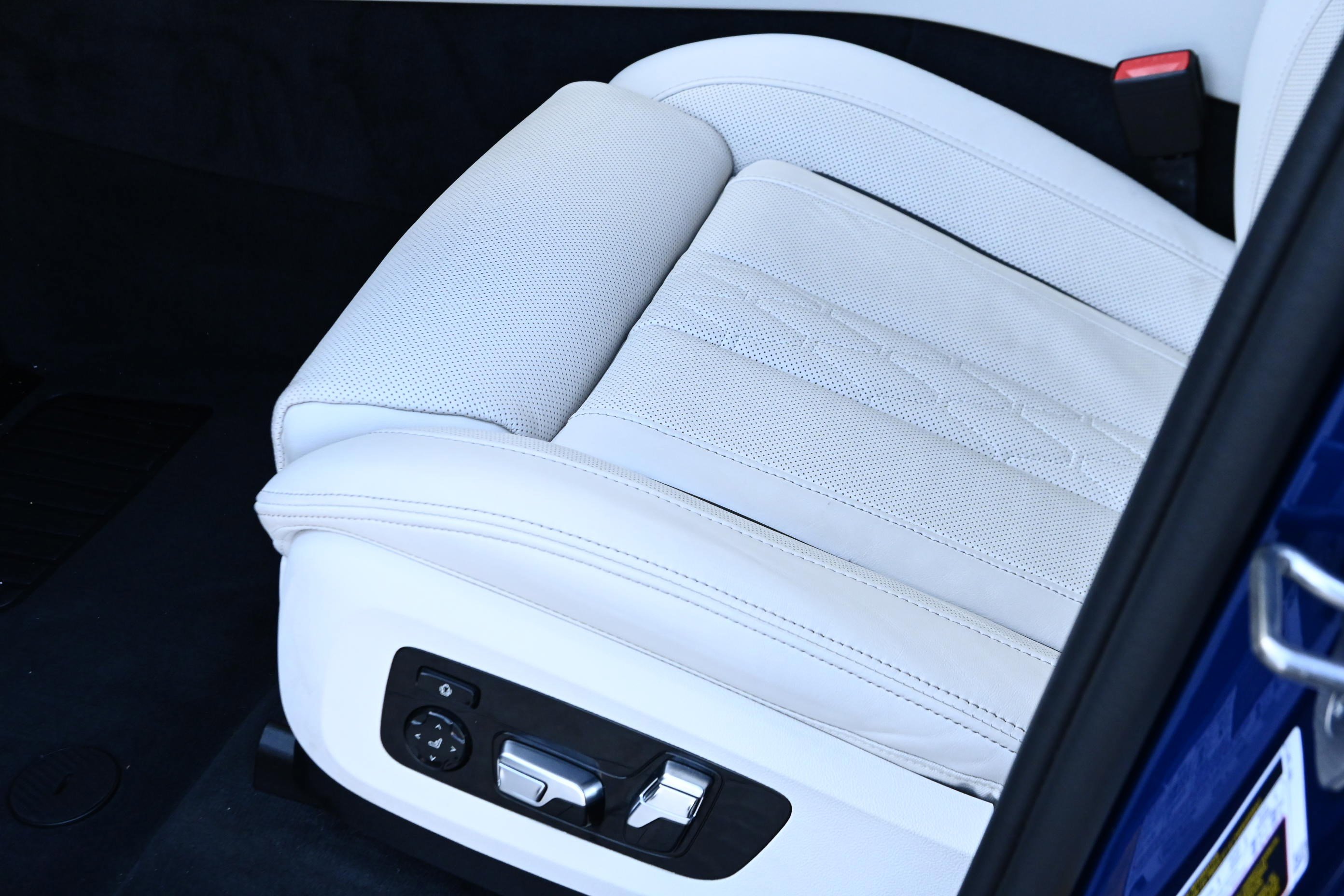 Used 2024 BMW X7 M60i w/ Executive Package image 33