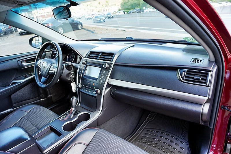 Used 2015 Toyota Camry SE image 11