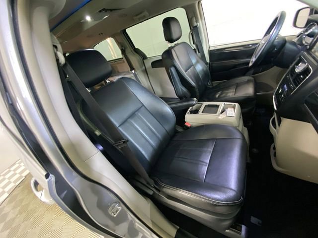 Used 2014 Chrysler Town & Country Touring w/ Driver Convenience Group image 15