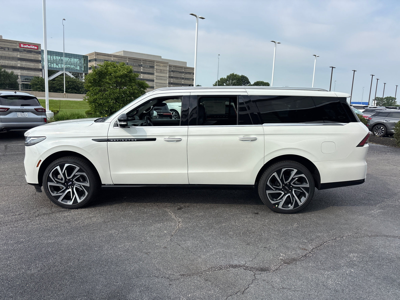 New 2026 Lincoln Navigator L Black Label AWD/4WD image 4