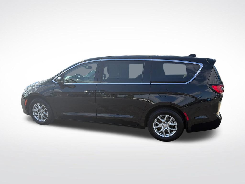 Used 2024 Chrysler Pacifica Touring-L FWD image 12