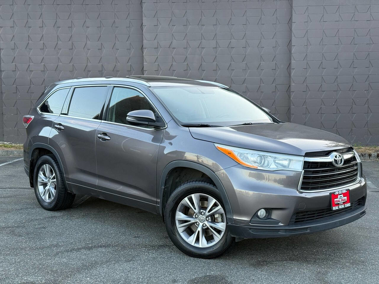 Used 2014 Toyota Highlander XLE AWD/4WD image 3