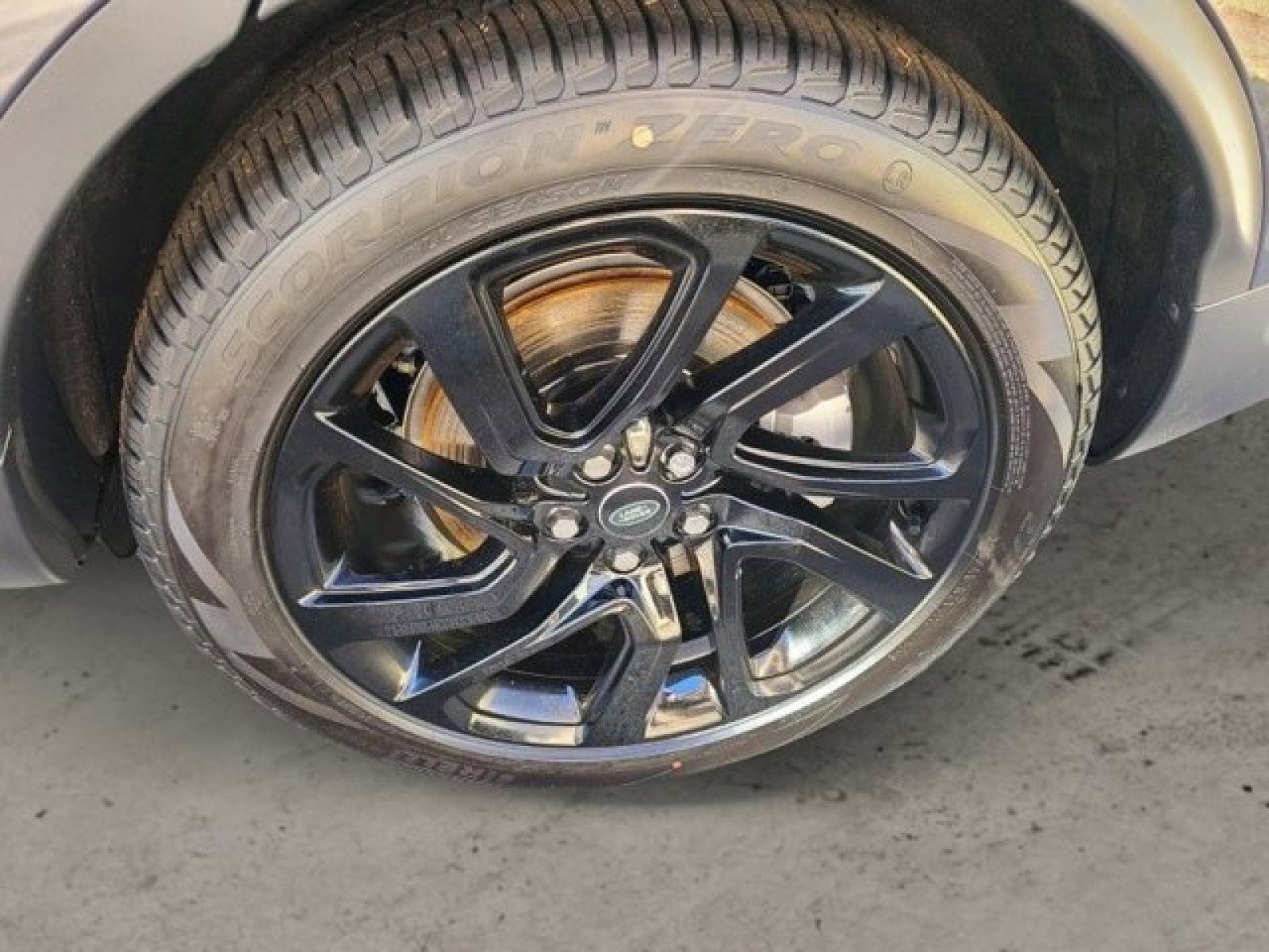 Certified 2024 Land Rover Discovery S image 9