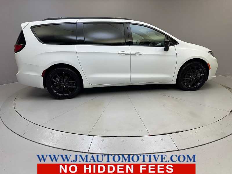 Used 2024 Chrysler Pacifica Touring-L w/ S Appearance Package AWD/4WD image 6