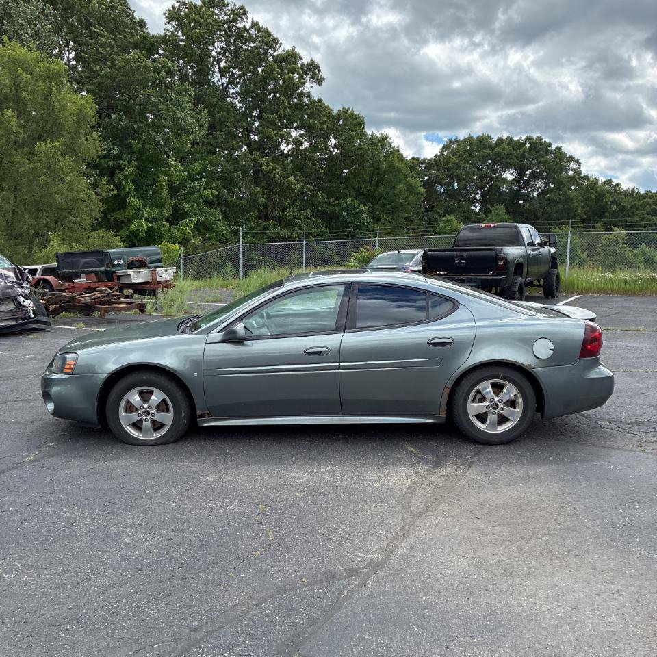 Used 2005 Pontiac Grand Prix GT w/ Leather Trim Package FWD image 2