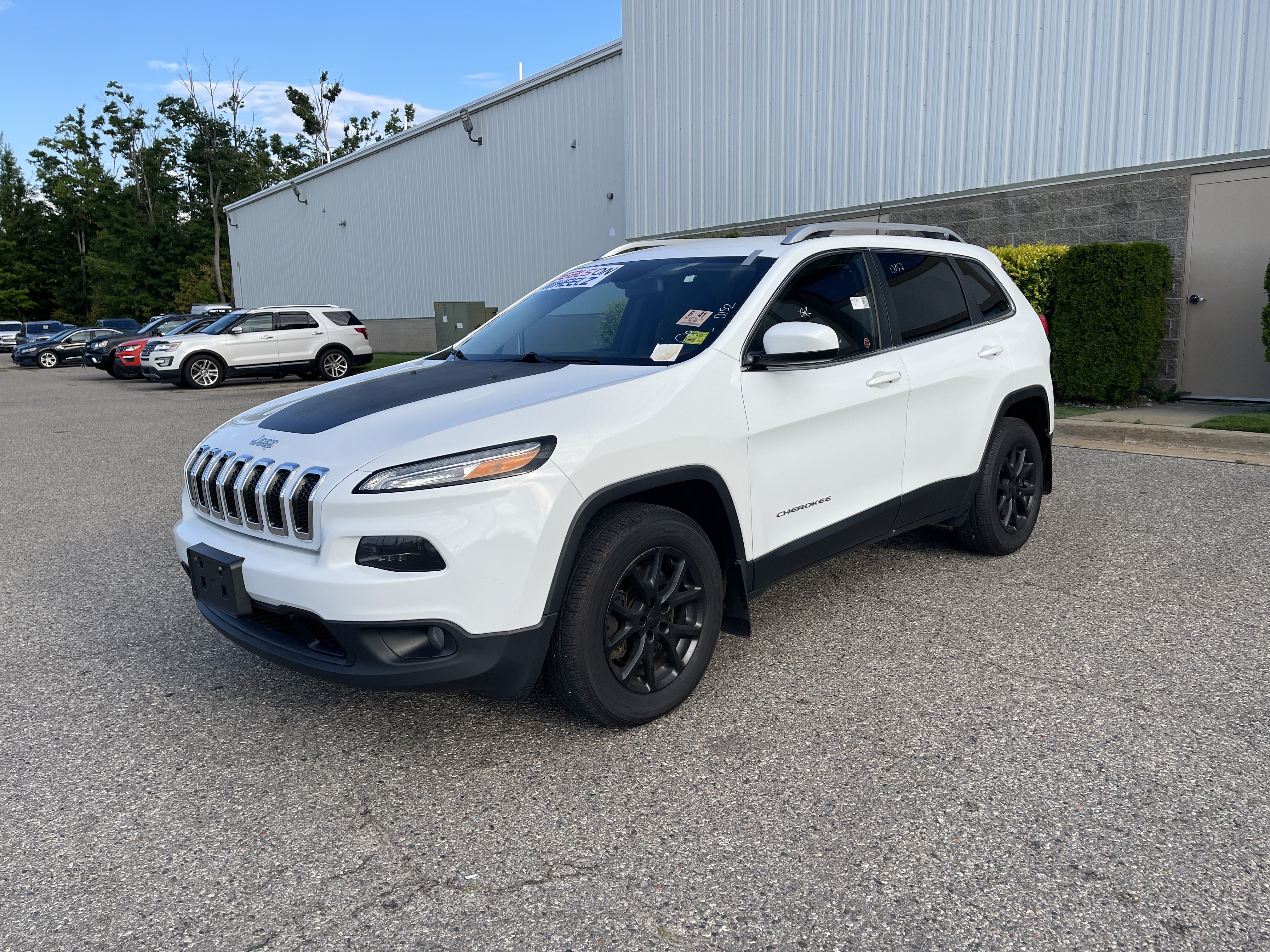 Used 2017 Jeep Cherokee Latitude w/ Cold Weather Group AWD/4WD image 8
