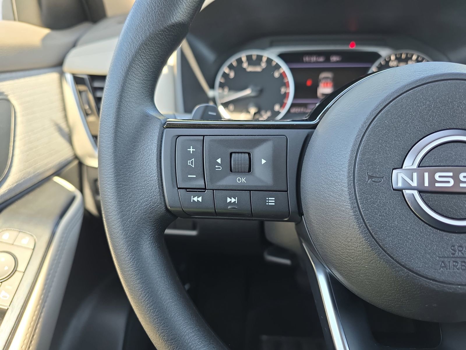 Used 2023 Nissan Rogue SV FWD image 16