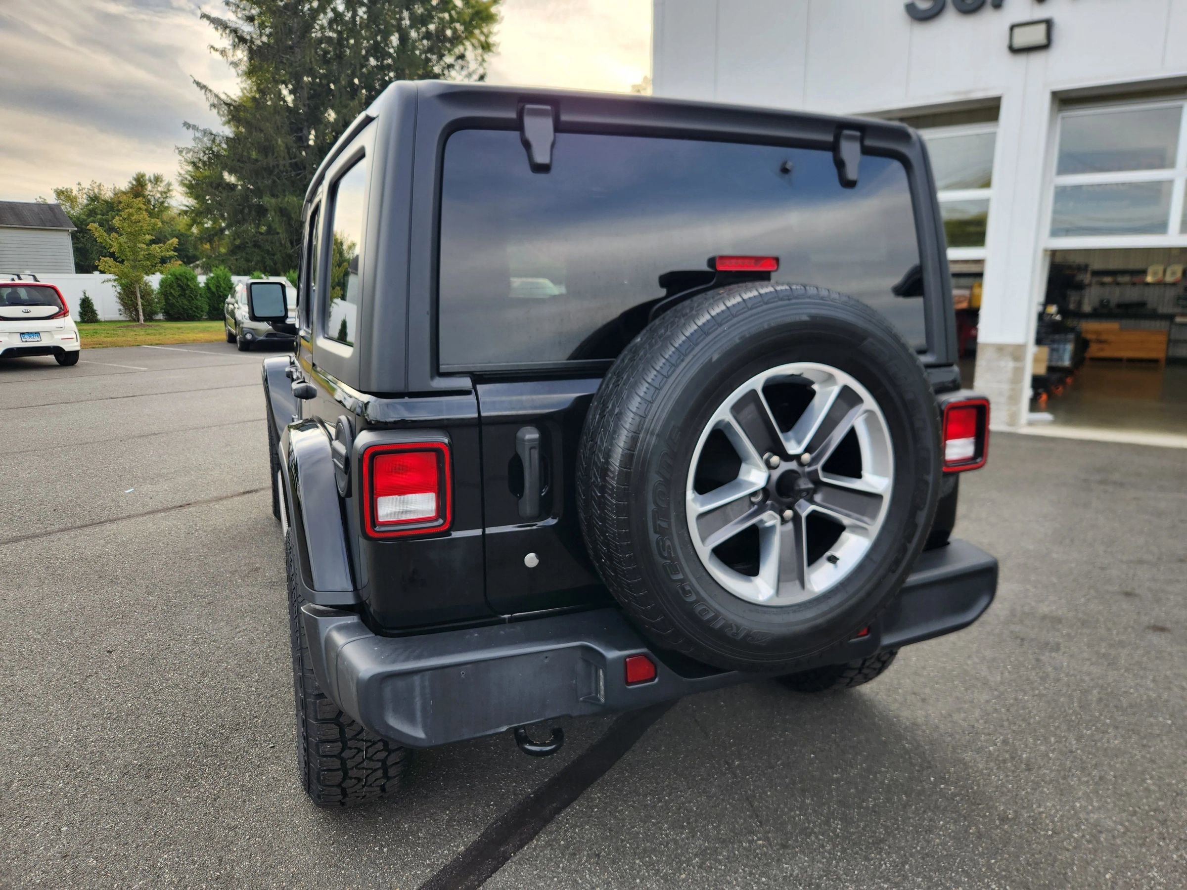 Used 2020 Jeep Wrangler Unlimited Sahara image 12