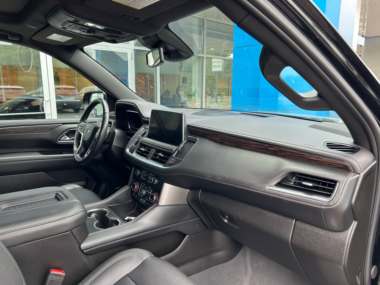 Used 2023 Chevrolet Tahoe Z71 w/ Luxury Package AWD/4WD image 6