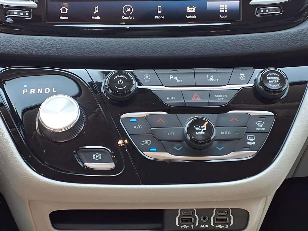 Used 2024 Chrysler Pacifica Touring-L image 14