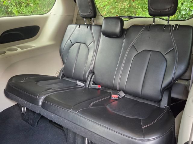 Used 2024 Chrysler Pacifica Touring-L FWD image 6